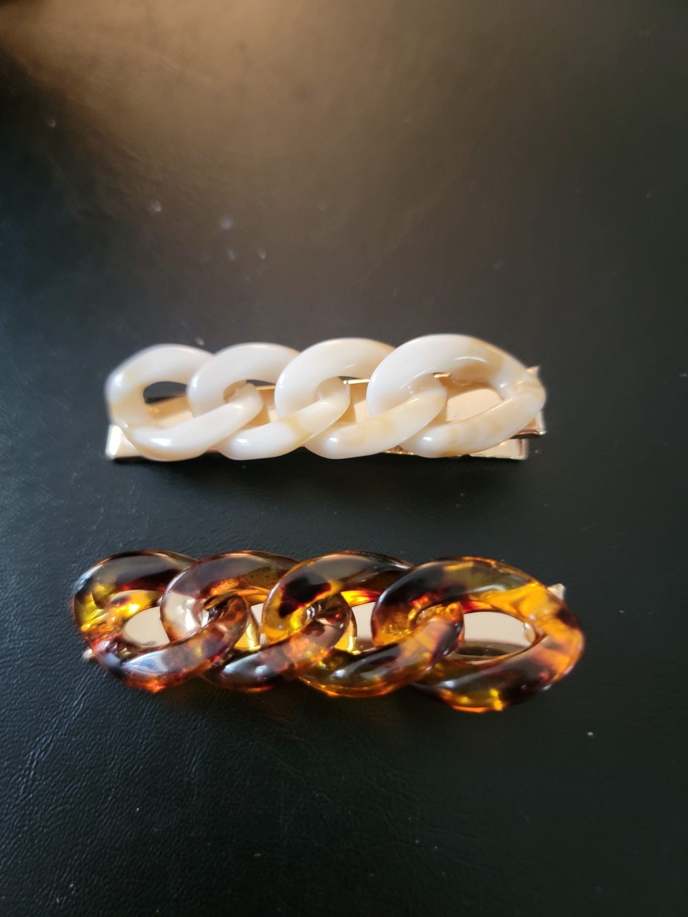 Set of Two Chain-Link Hair Clips in White and Tortoiseshell